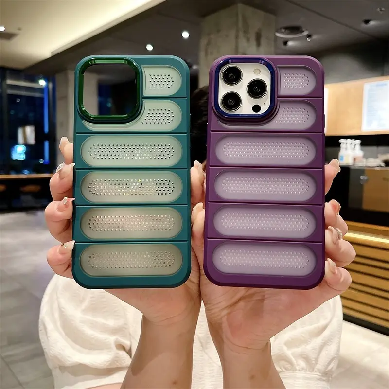 Case trasero con protección de lente de metal.