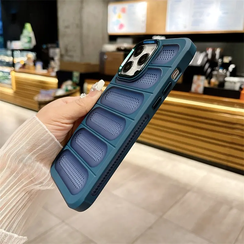 Case trasero con superficie anti-huellas y antideslizante.